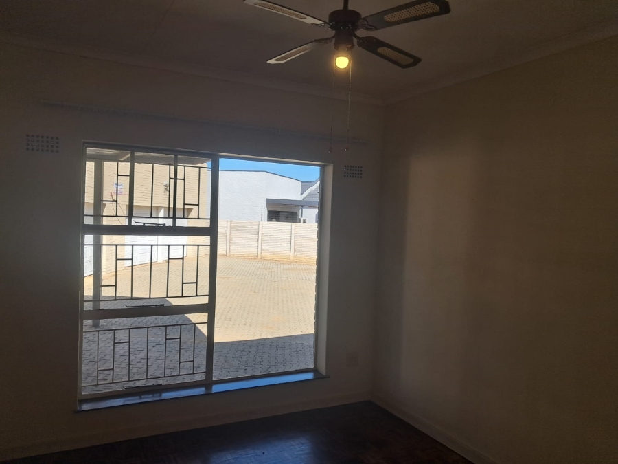 5 Bedroom Property for Sale in Flamingo Park Free State